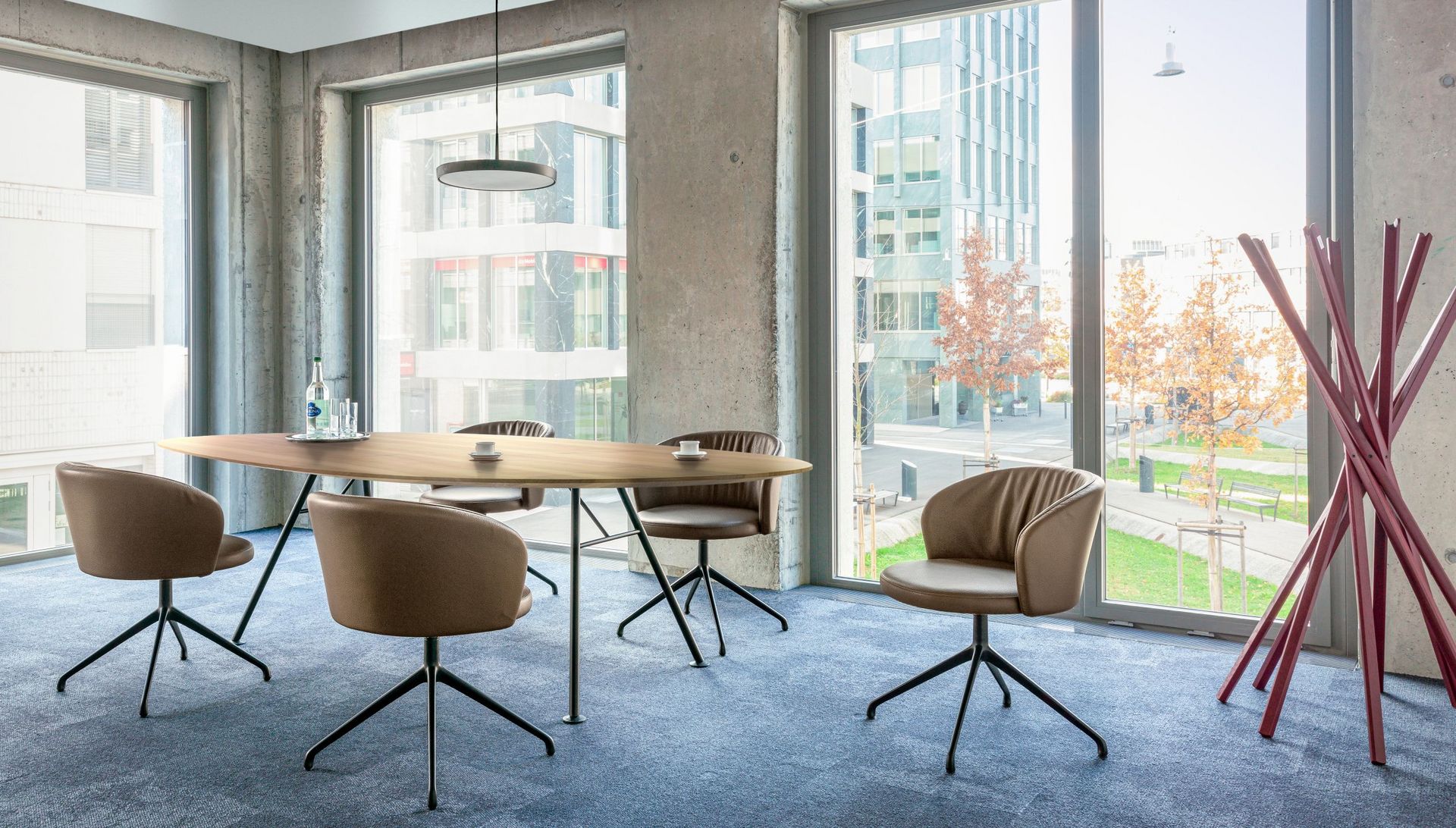 Ovaltisch Akio Steel in Massivholz Biala Konferenzstühle im Konferenzraum