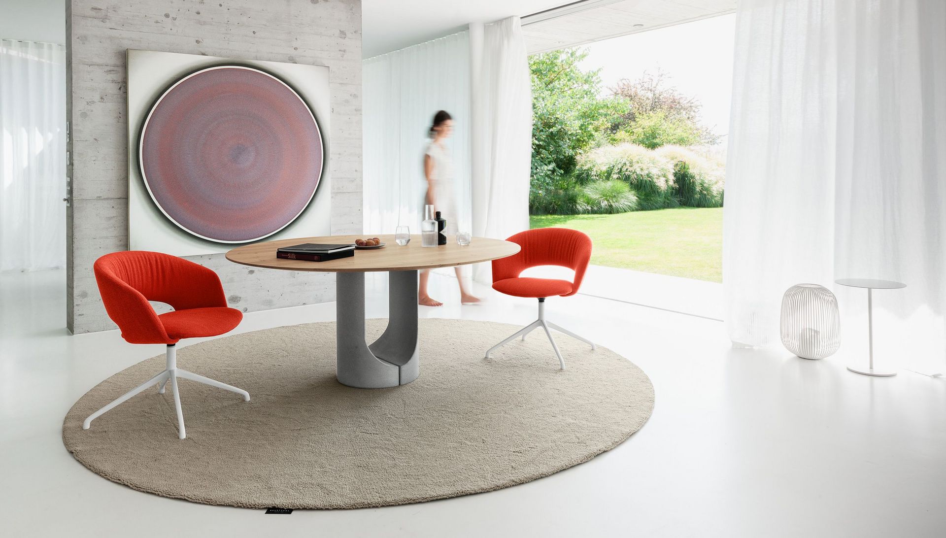 Esstischstuhl Calina mit weissem Viersternfuss und dunkelorangem Polster am runden Udina Esstisch