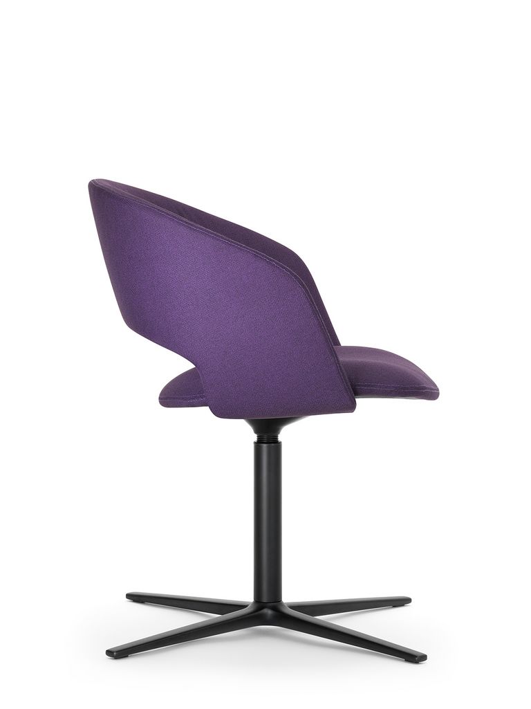 Seitenansicht vom Esszimmerstuhl Calina mit schwarzem flachem Vierfussgestell, violett gepolstert