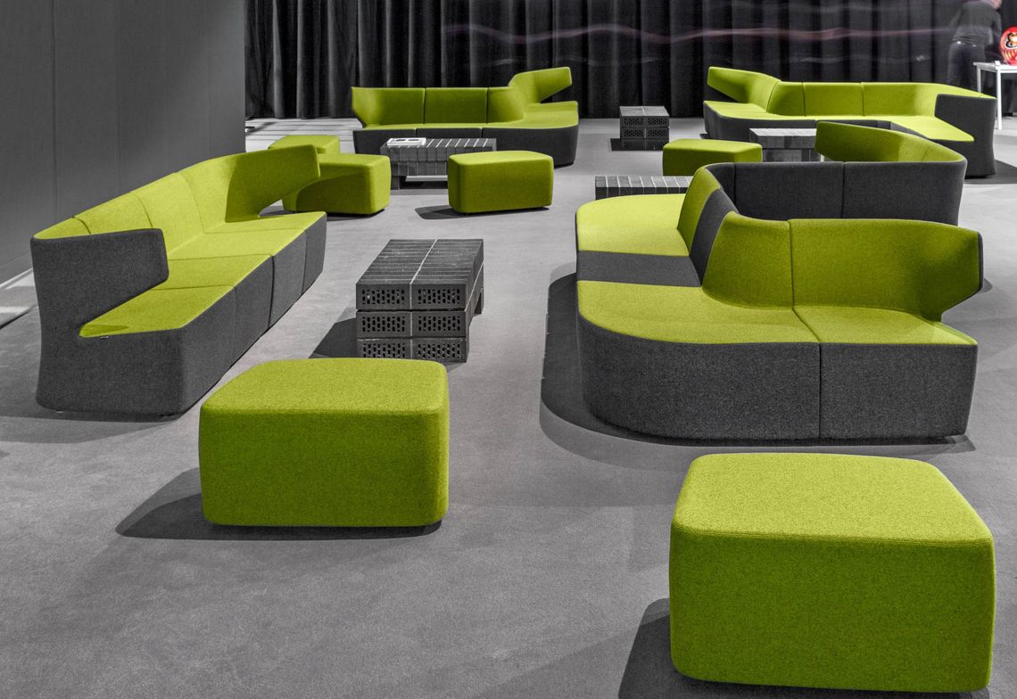 Loungemöbel modular zusammengestellt, grün grau zweifarbig gepolstert im Wartebereich