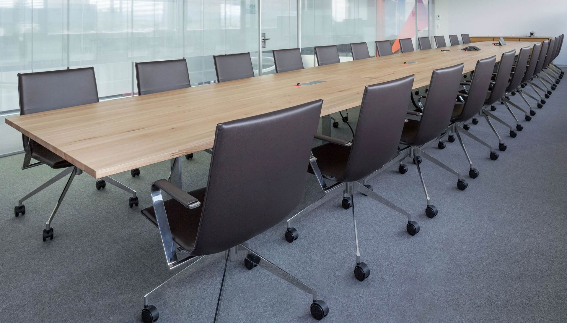 Adapt Konferenztisch Massivholz und Jack Konferenzstuhl