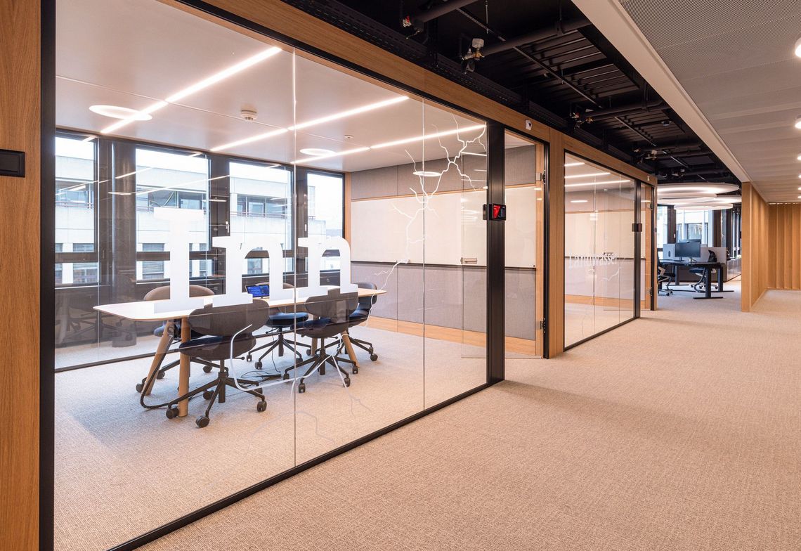 Cabine de réunion, équipée d'une table Akio et d'un siège pivotant Simplex 3D