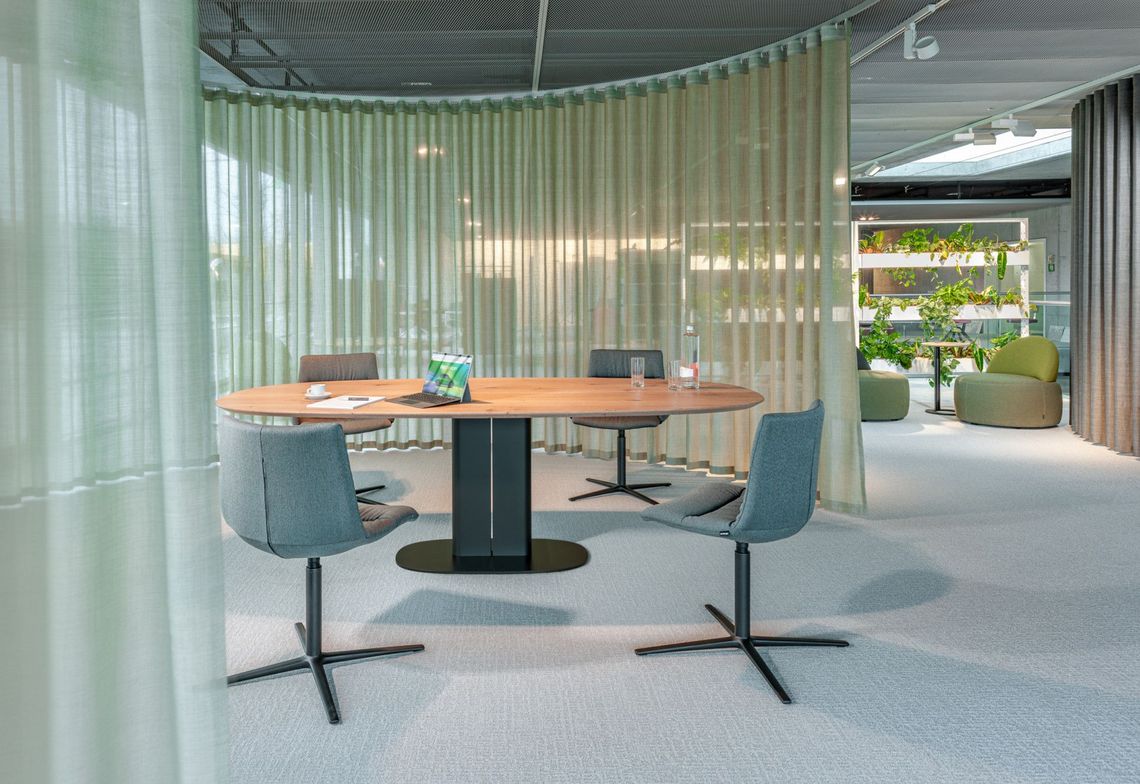 Konferenzbereich, ausgestattet mit Tisch Amieta und Stuhl Marel