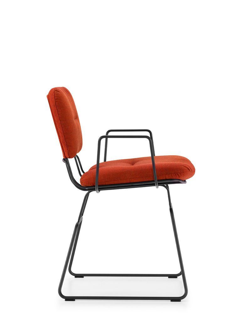 Alambre Esszimmerstuhl mit orangem Polster in der Seitenansicht