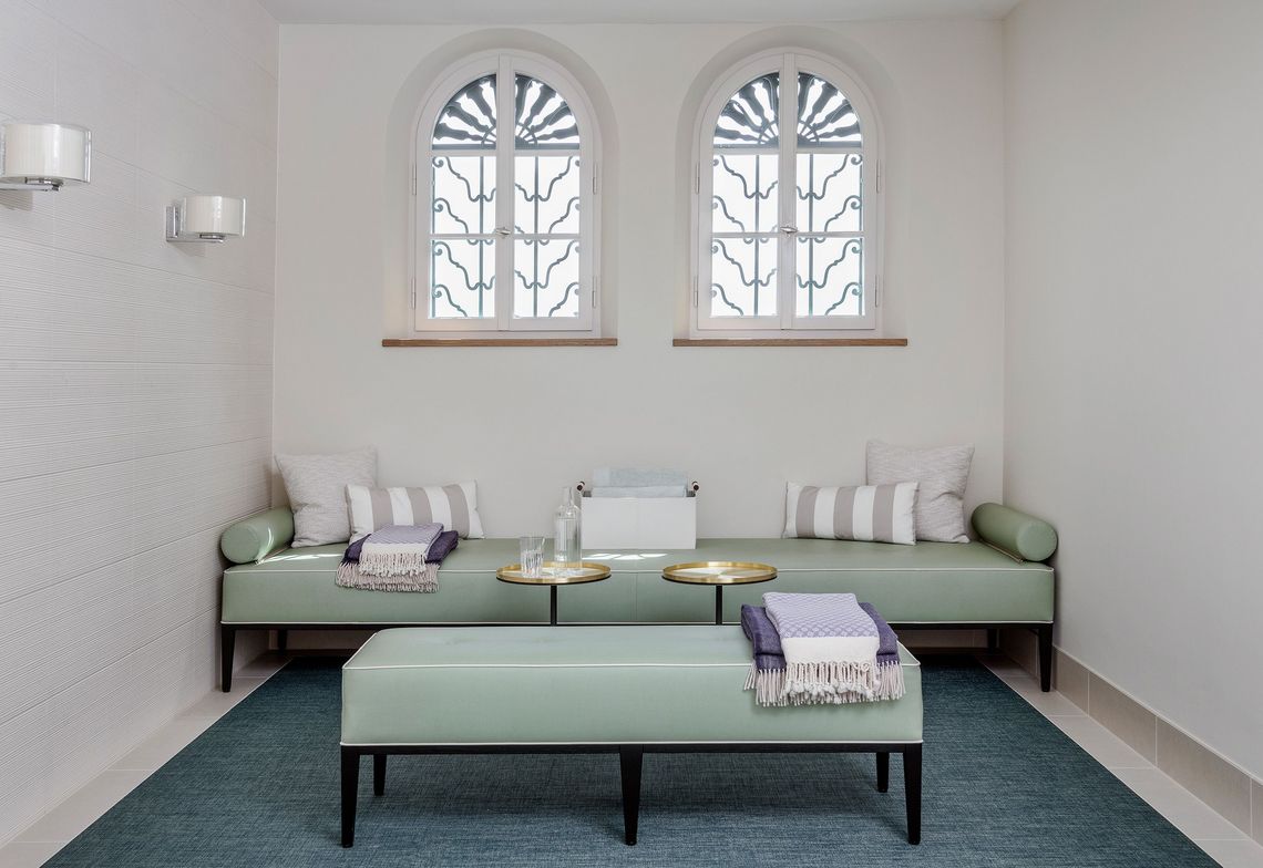 Op maat gemaakte bank in de wellnessruimte