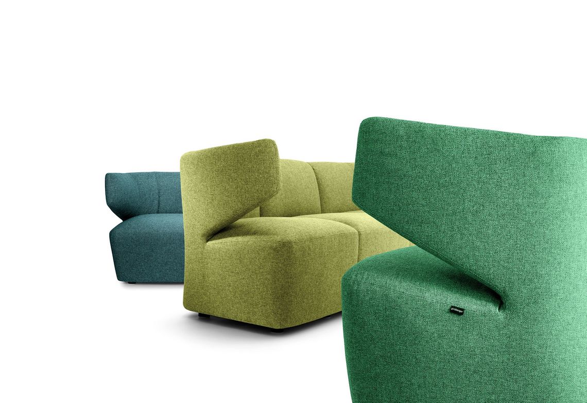 Drei Sessel in verschiedenen Grüntönen gepolstert