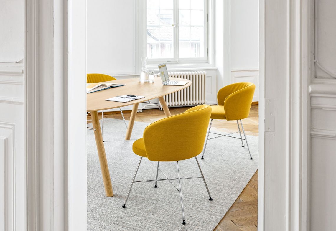Konferenzstuhl gelb gepolstert mit metallgestell am Akio Konferenztisch 