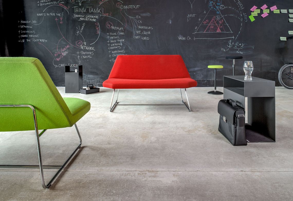 Sessel in rot und grün gepolstert