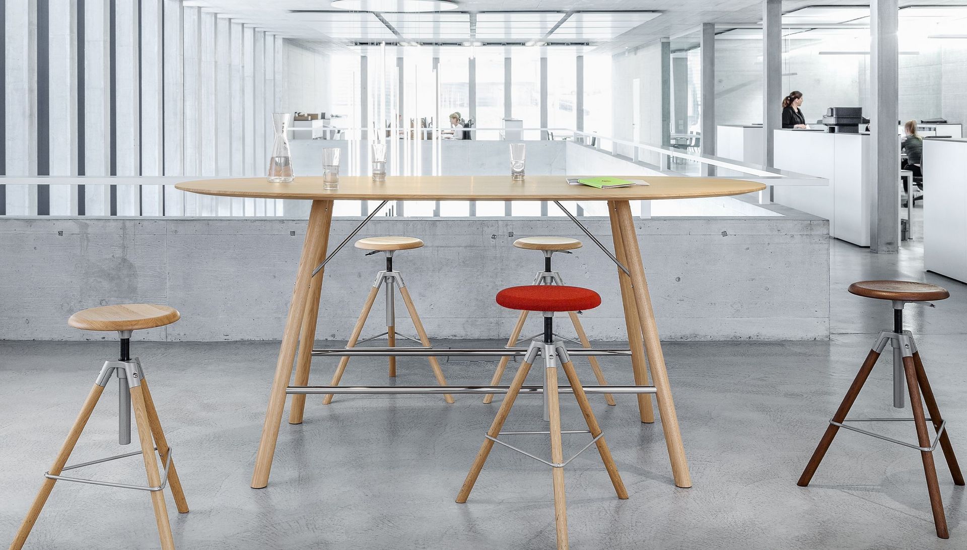 Hochstuhl Holz Atelierhocker Modell 112 am Hochtisch Akio 