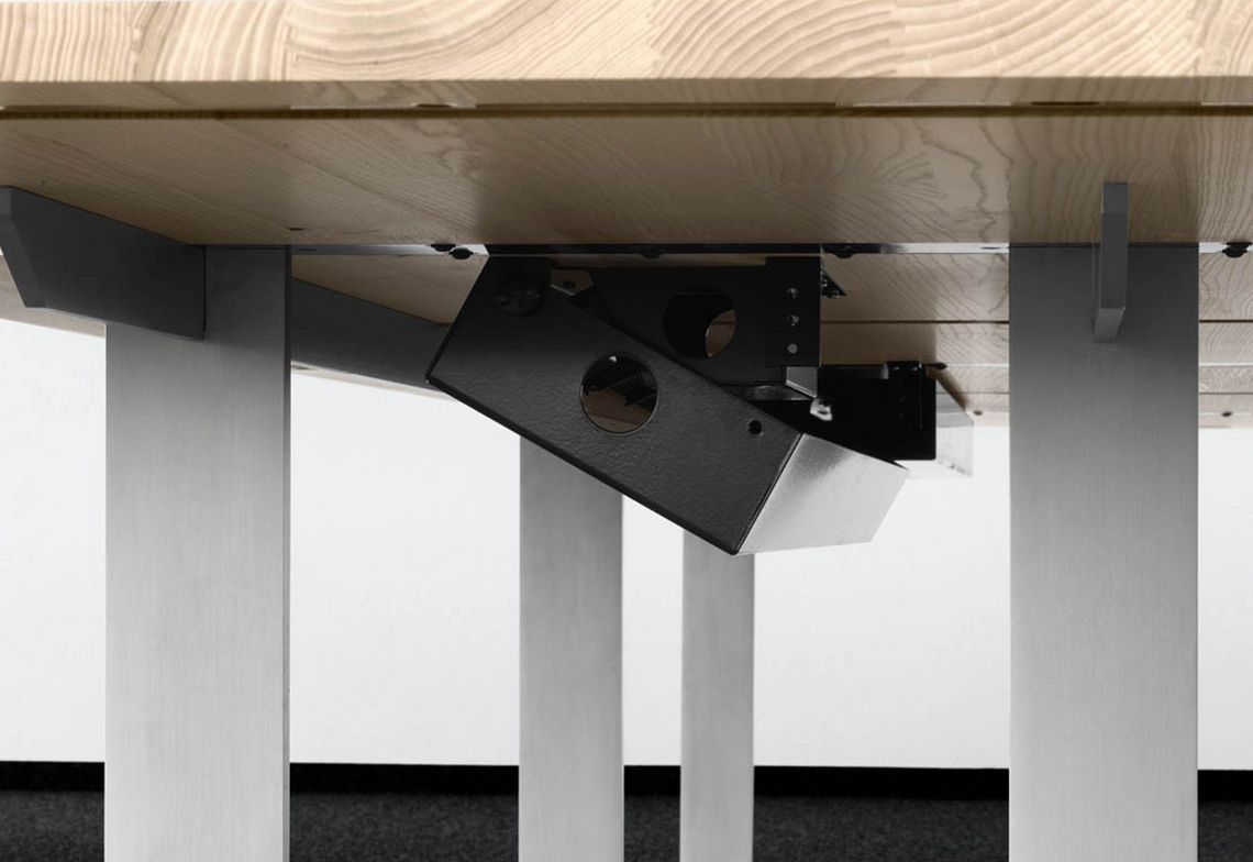 Nahaufnahme klappbare Kabelwanne an Massivholztischblatt vom Adapt Besprechungstisch