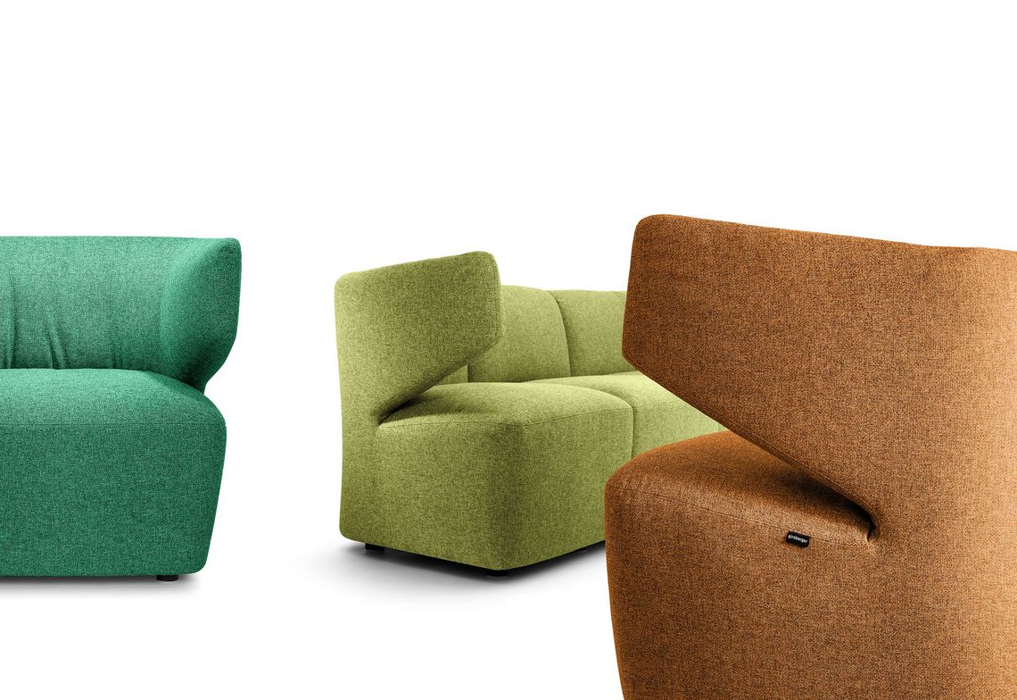 Nahaufnahme Rückenlehnen von drei Sesseln in grün und braun gepolstert