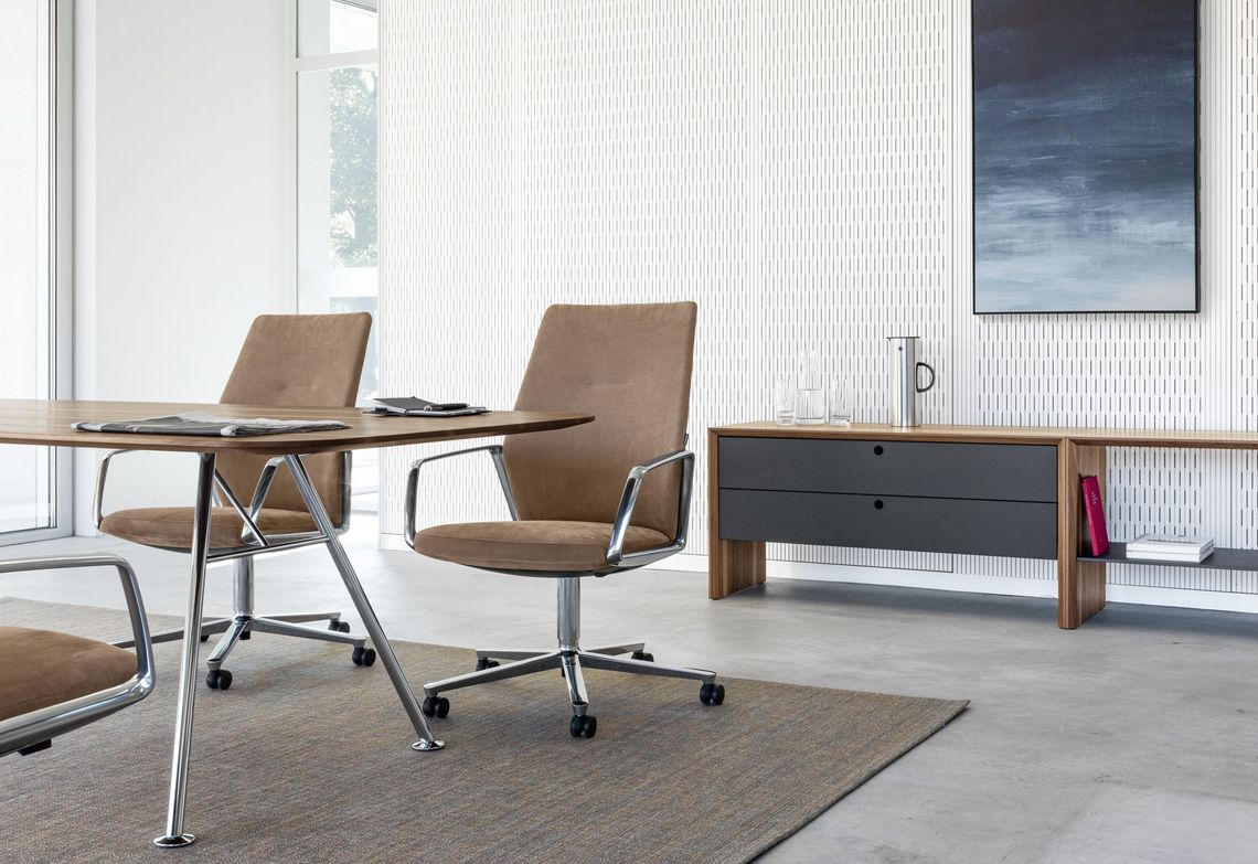 Sideboard Massviholz mit Akio Steel Besprechungstisch Massivholz und Schreibtischstuhl Marva