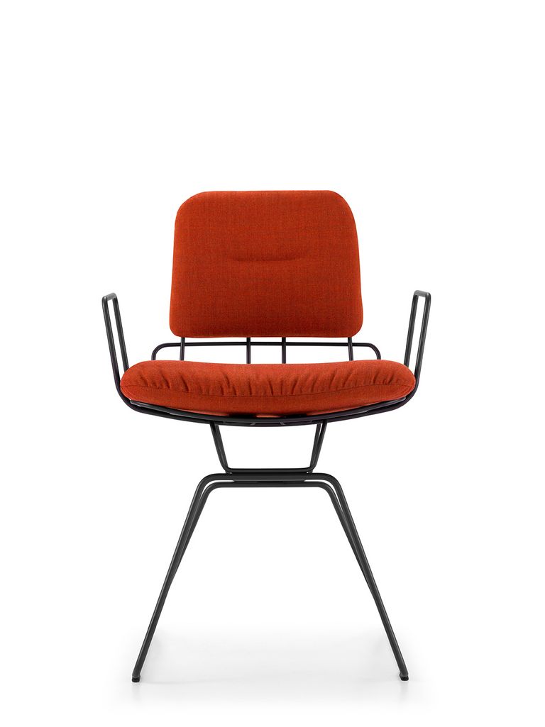 Alambre Esstischstuhl mit orangem Polster in der Vorderansicht