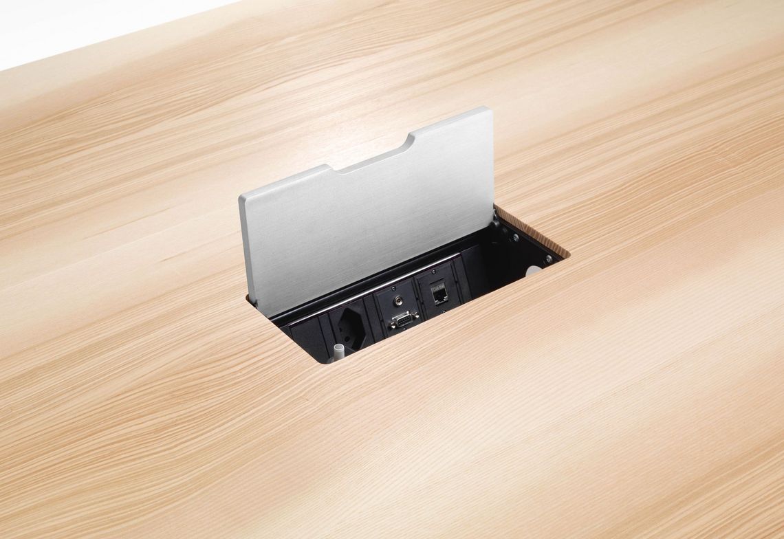 Mediabox mit Klappe Aluminium in Massivholztischblatt von Adapt Konferenztisch