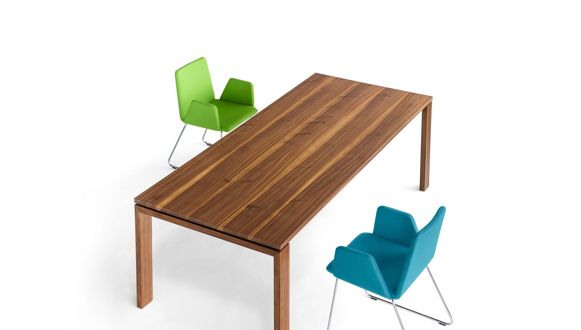 Ansicht von oben, Andra Massivholztisch Nussbaum und Pepe Esstischstuhl 
