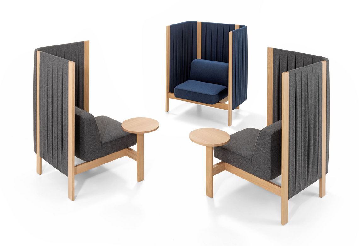 Drei Sessel mit Sichtschutz mit und ohne Anbautisch in Eiche