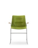 Stapelstuhl mit Kufengestell und grünem Vollpolster