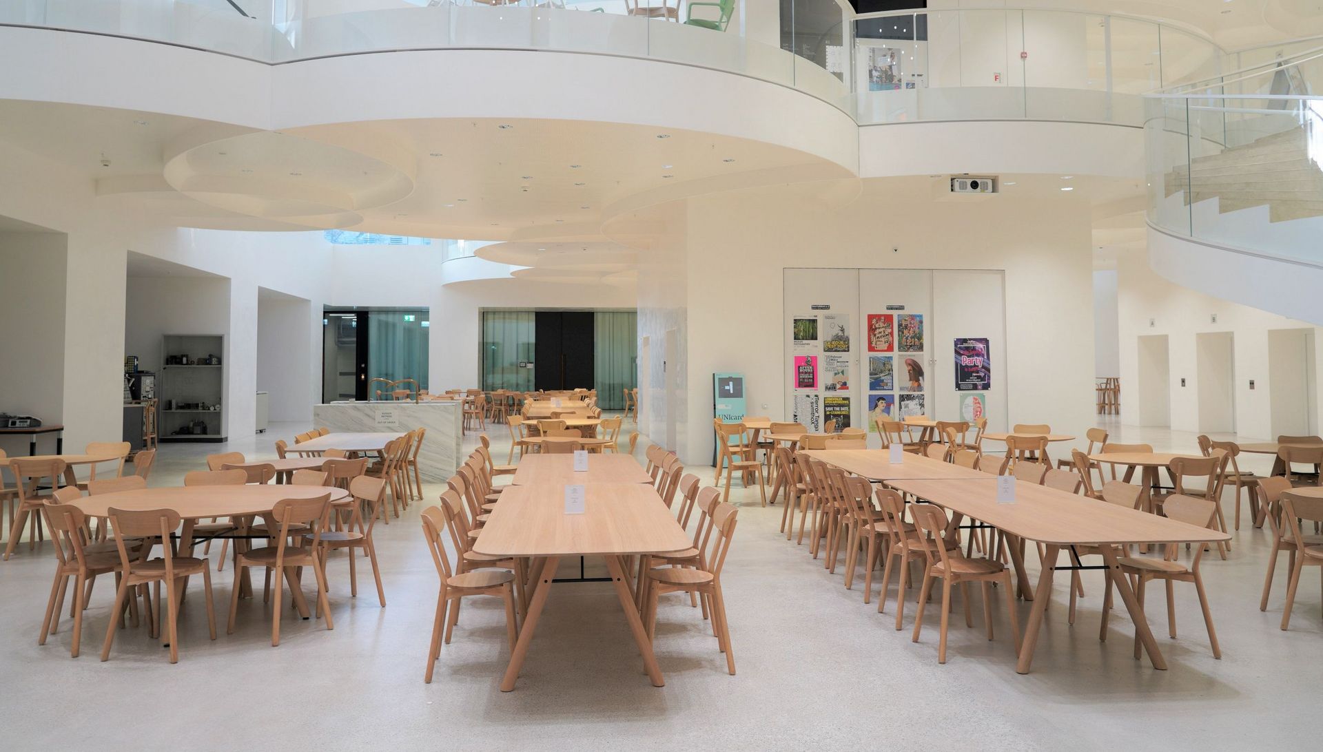 Biozentrum der Universität Basel: rechteckige und runde Akio Massivholztische in der Cafeteria