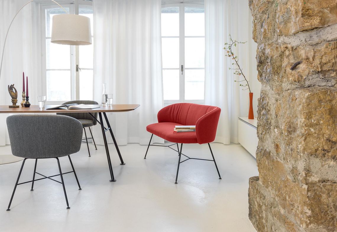 Biala Polsterstuhl in grau am Akio Steel Besprechungstisch und der Biala Bank