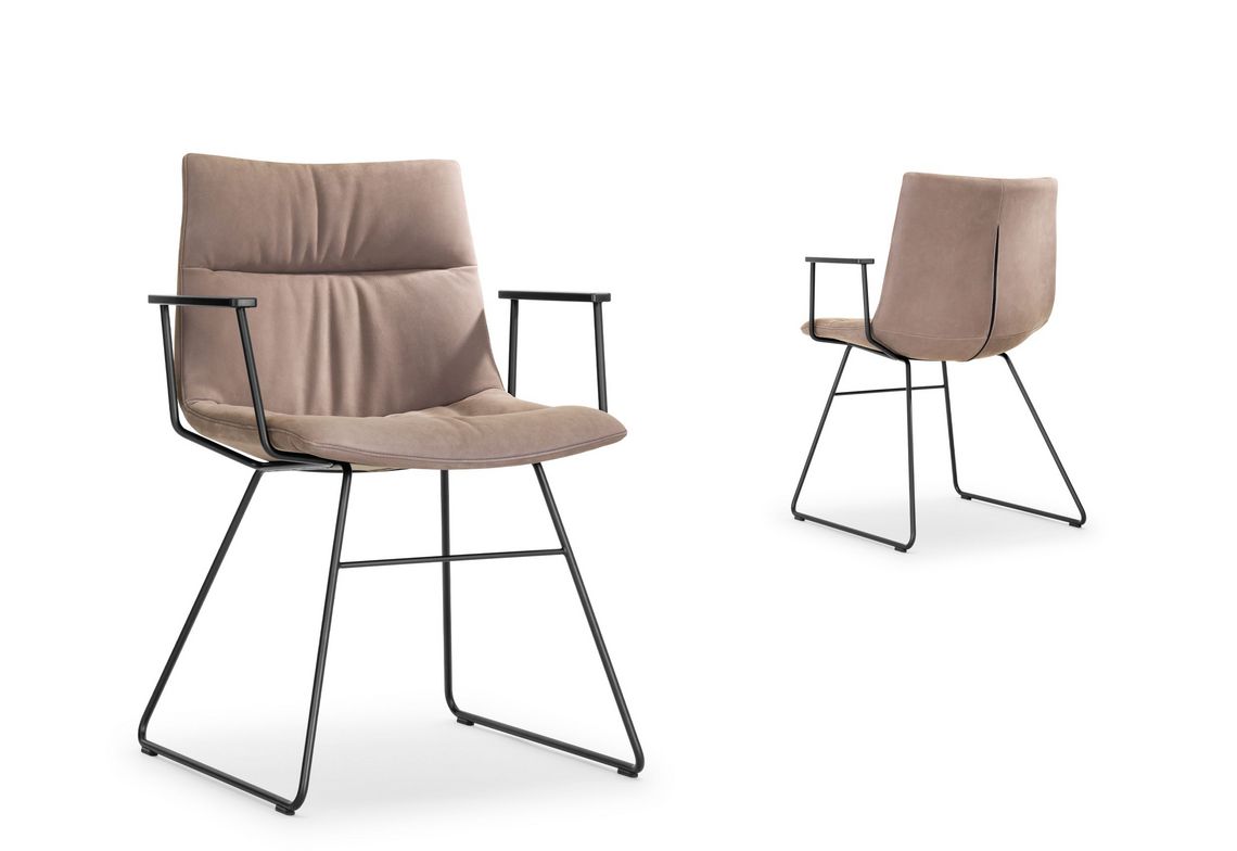 Kufenstuhl mit schwarzem Gestell und hellem Polster mit und ohne Armlehnen