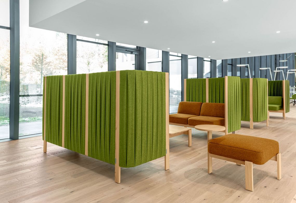 Loungesessel mit Seitenpaneelen im Empfangsbereich