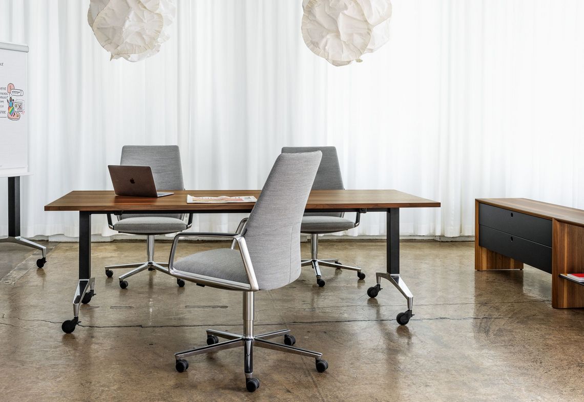 La Punt Kommode Holz mit Alteo Klapptisch und Eyla Konferenzstuhl