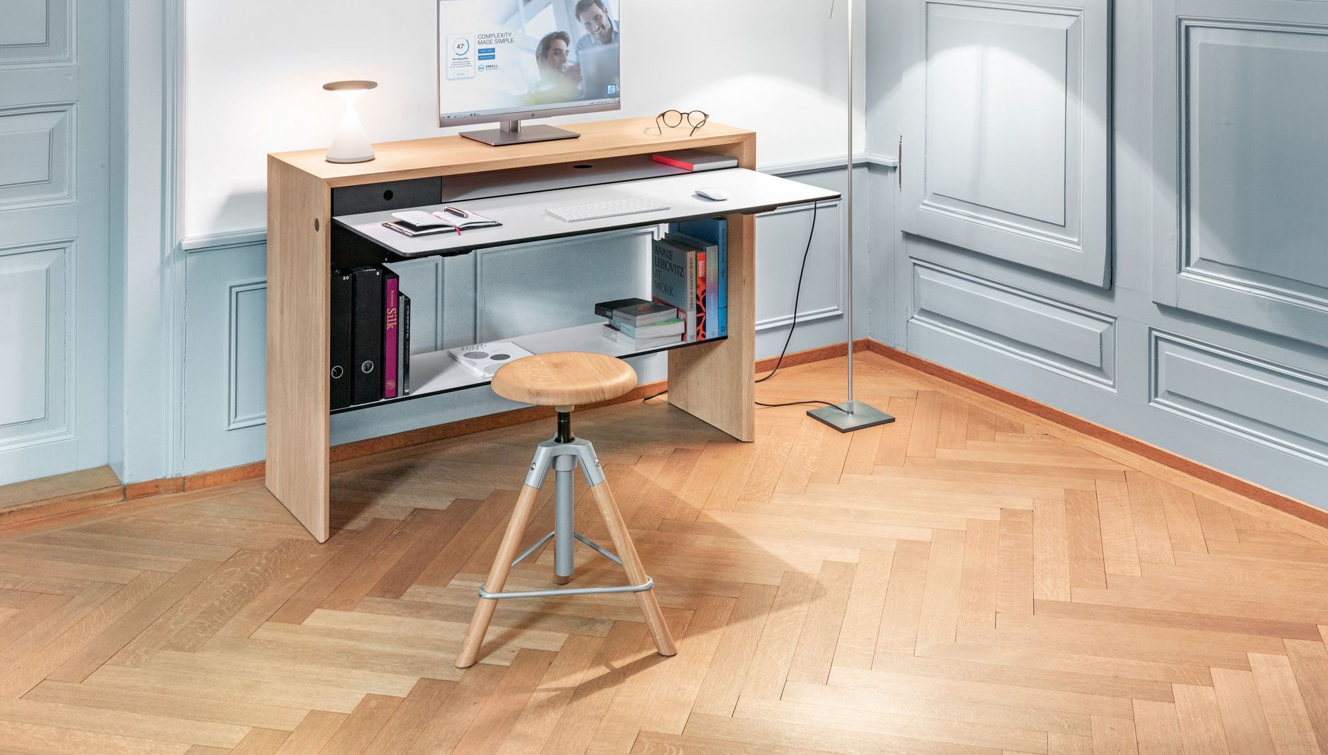 Hocker Modell 111 am Schreibtisch La Punt im Homeoffice