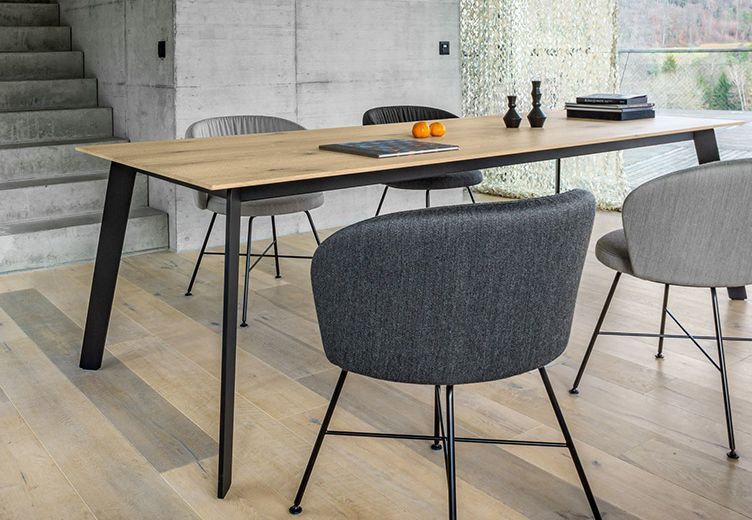 [Translate to English:] Tisch Barra und Stuhl Biala