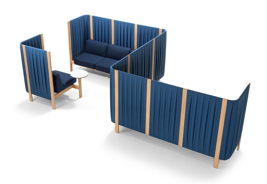 Sitzgruppe Büro, Loungesofa mit Paneelen in blau gepolstert