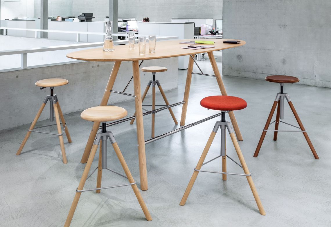 Sitzhocker Holz Modell 112 am Konferenztisch Akio high 