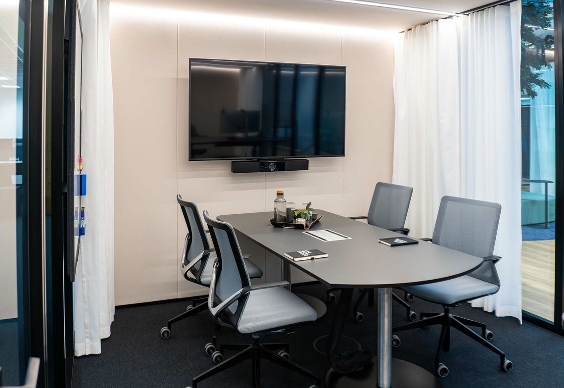 Hauptstandort Brückner Maschinenbau: Bürostuhl Linq im Besprechungsraum
