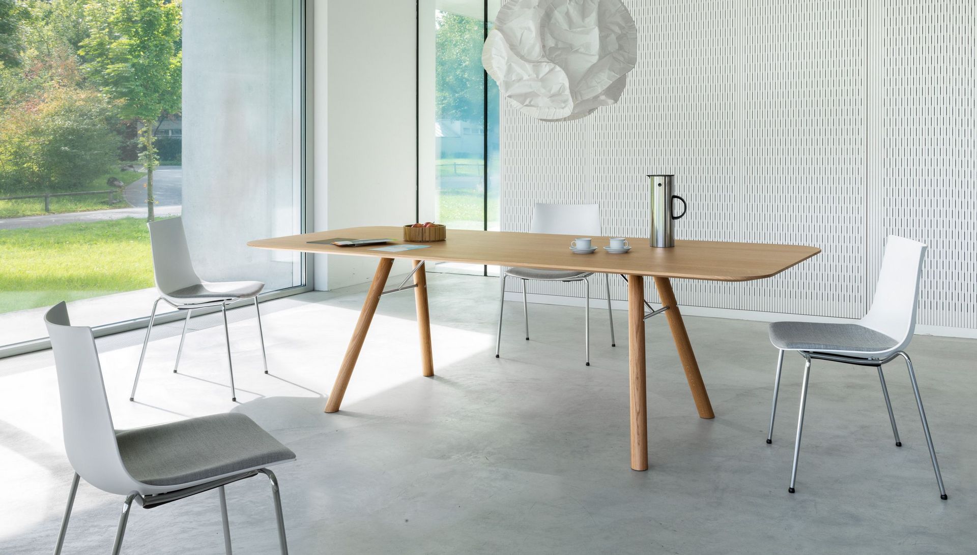Akio Besprechungstisch Massivholz mit Nava Vierbeinstuhl im Konferenzraum
