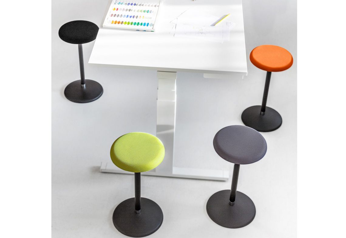 Polsterhocker am Besprechungstisch, Sitz verschiedenfarbig gepolstert
