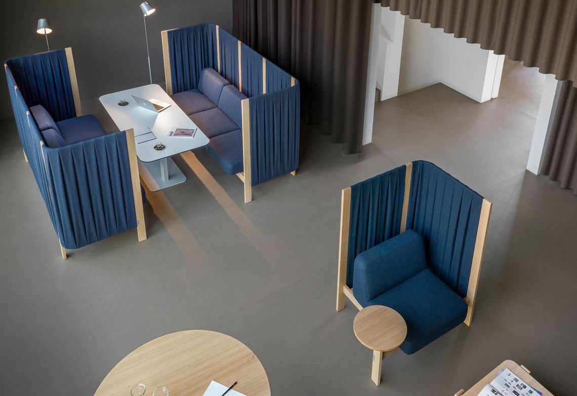 Sitzgruppe Büro, zwei Dreisitzer und ein Sessel in blau gepolstert mit Anbautisch Massivholz Eiche