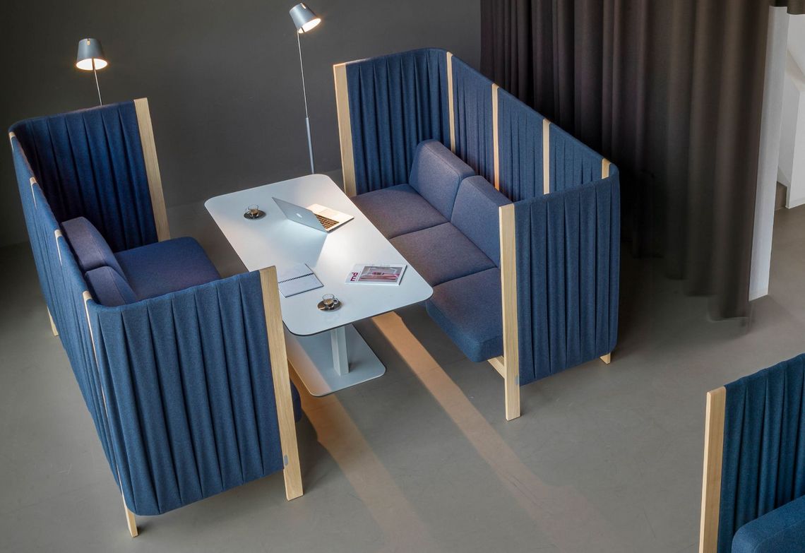 Sitzgruppe Büro, zwei Dreisitzer und ein Sessel in blau gepolstert mit Anbautisch Massivholz Eiche