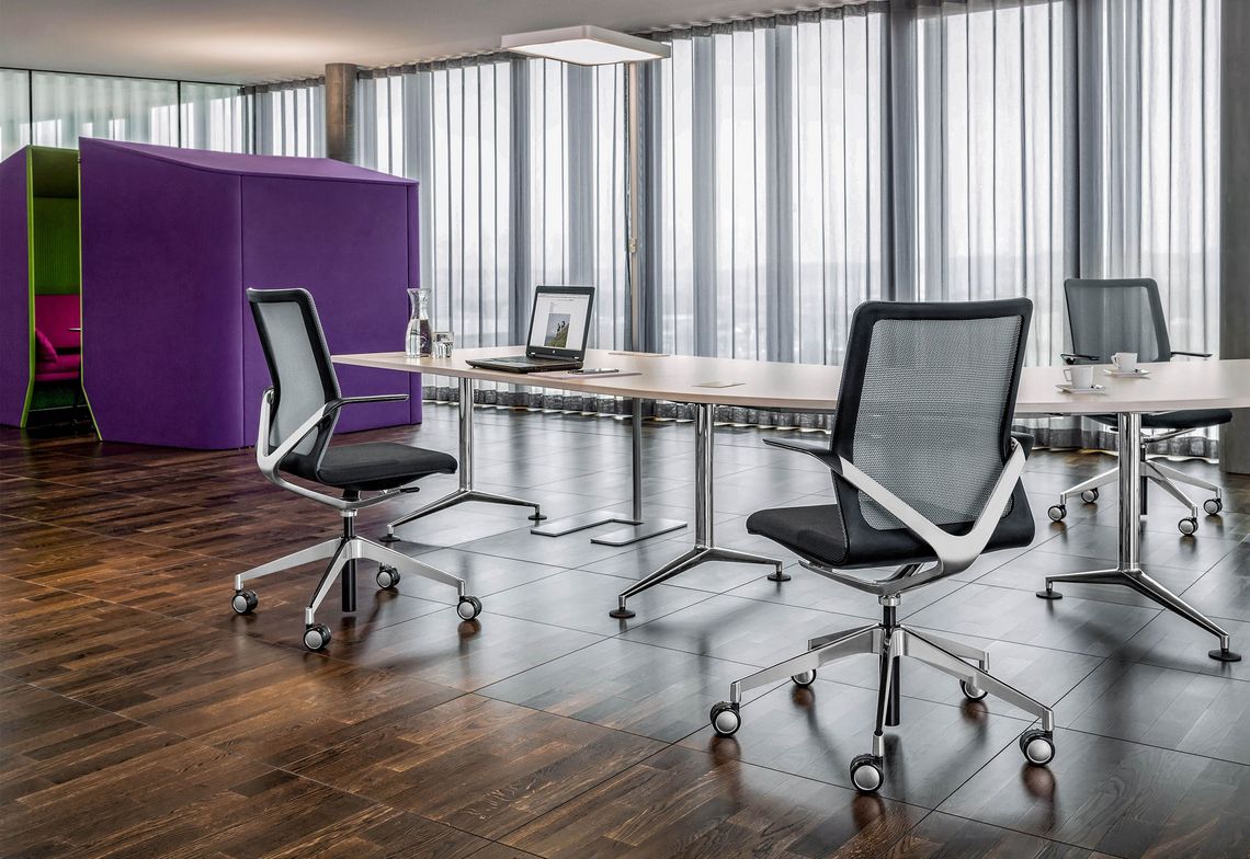 Schreibtischstuhl Linq an Projektarbeitsplätzen