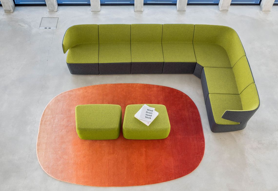 Sicht von oben auf das modular aufgebaute Lougesofa mit zwei Polsterhocker