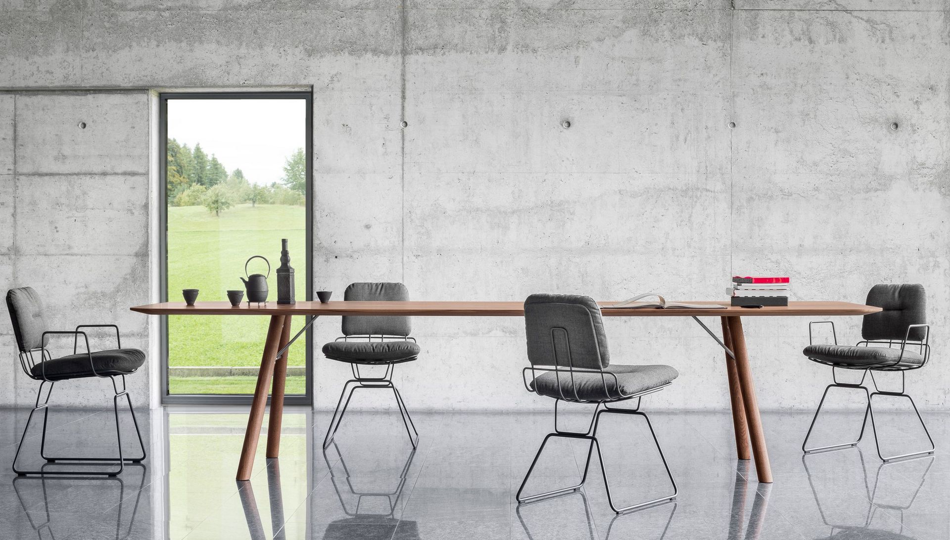 Akio Massivholztisch Nussbaum mit Alambre Stühlen im Empfangsbereich