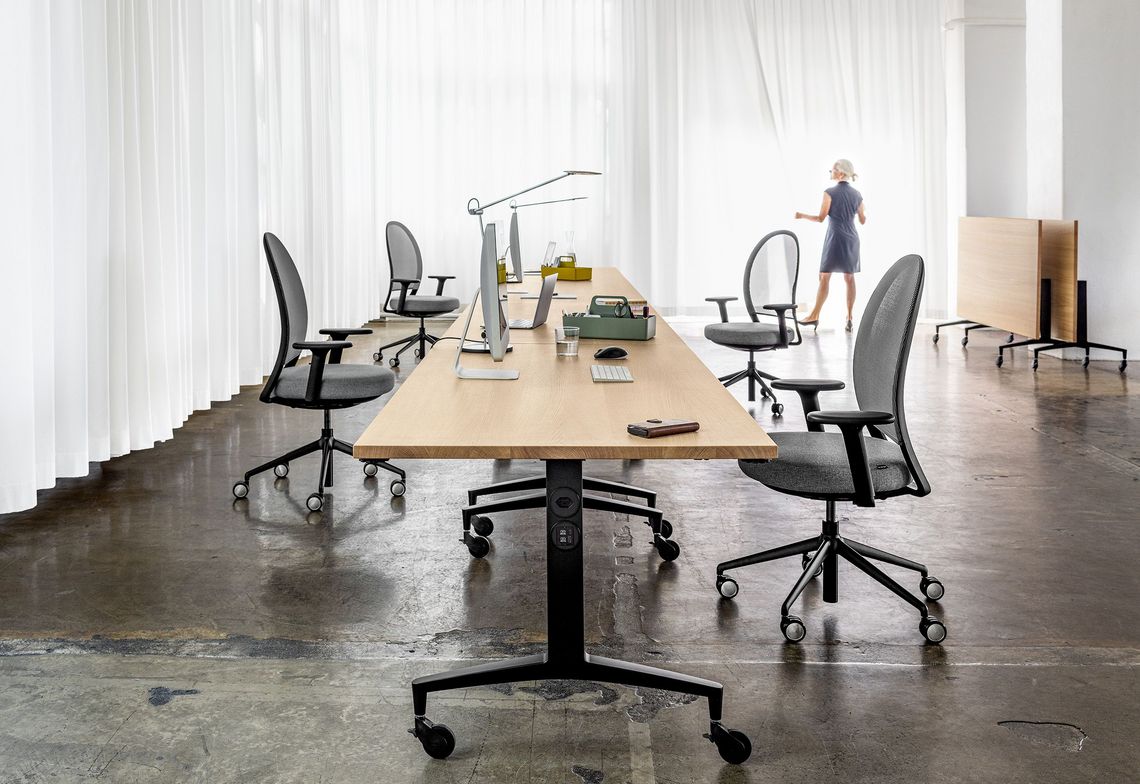 Bench-Arbeitsplätze mit Alteo Klapptisch und Schreibtischstuhl Marva Net