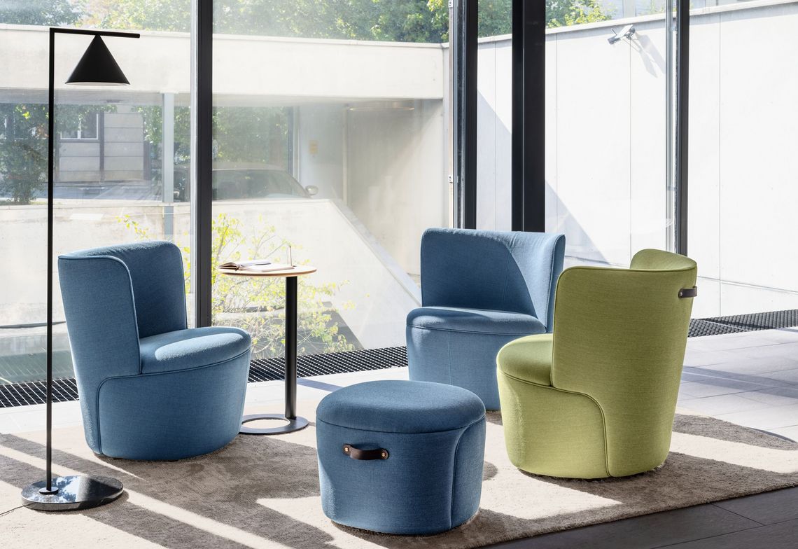 Fauteuil et repose-pieds Cina au bureau