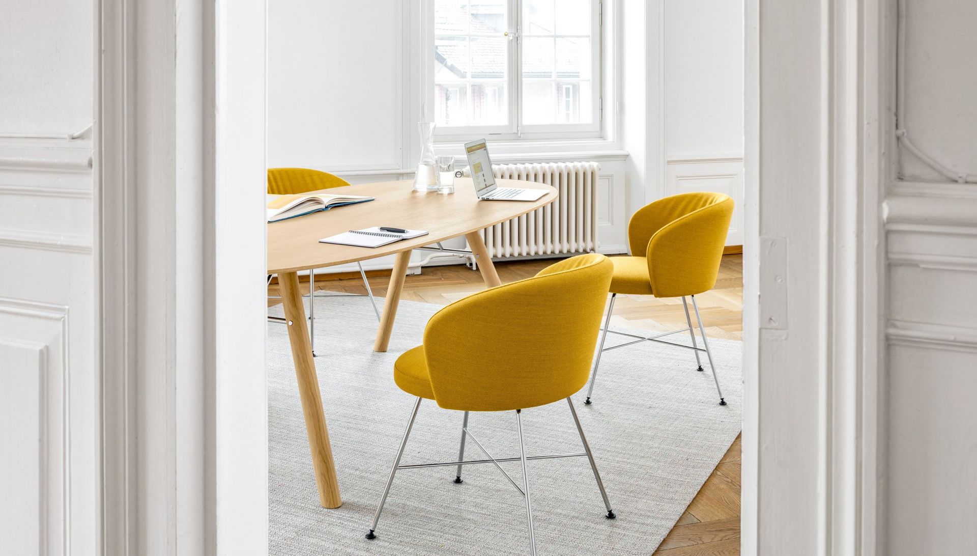 Akio Besprechungstisch im Konferenzzimmer mit gelb gepolstertem Biala Vierbeinstuhl 