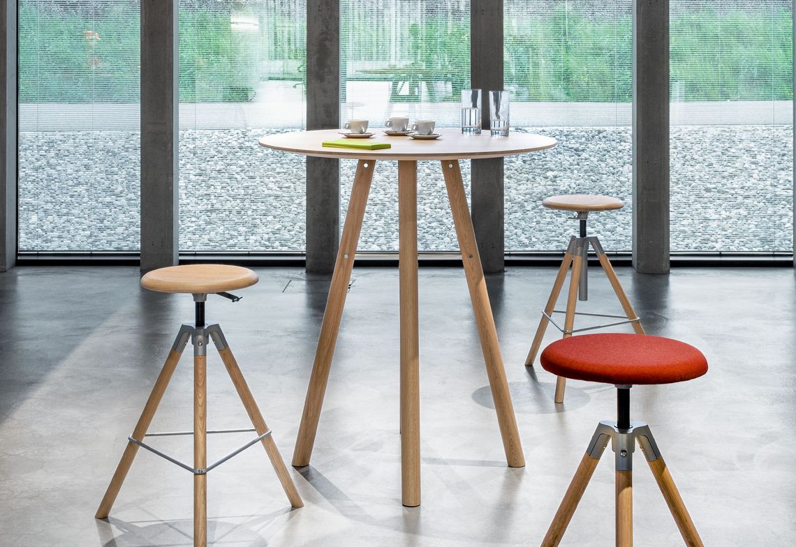 Holz Atelierhocker hoch am runden Besprechungstisch Akio high