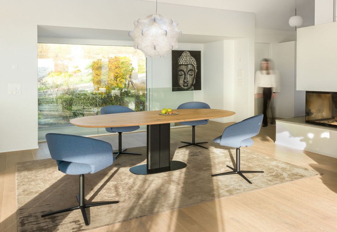 Essbereich mit Zentrallfusstisch Amieta und Stuhl Calina
