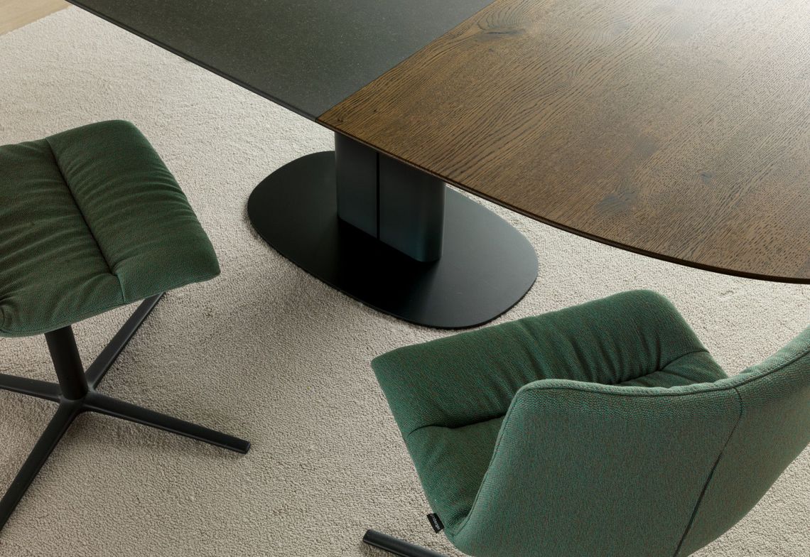 Kompaktes Zentralsäulengestell von Esstisch Amieta