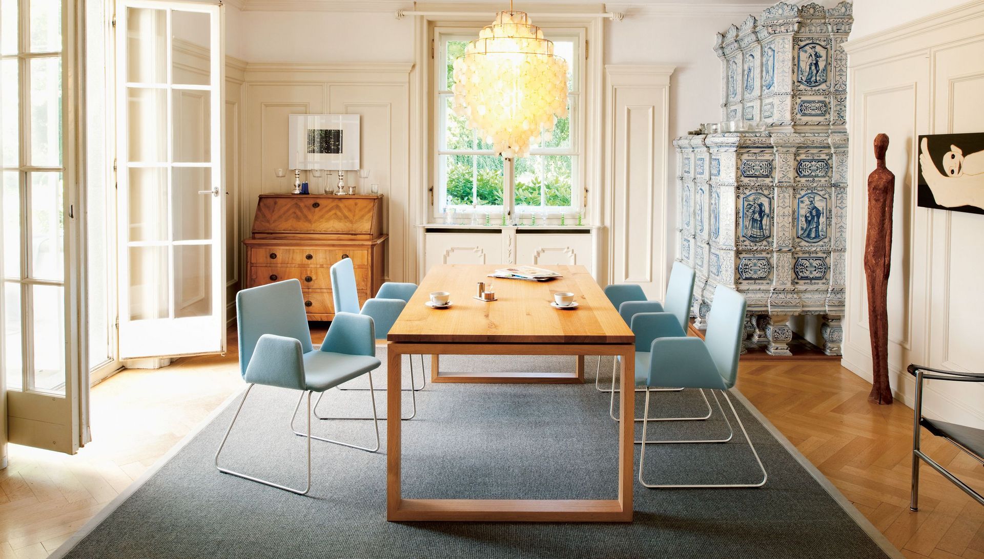 Andra ausziehbarer Tisch Massivholz und Kufenstühle mit Armlehnen hellblau gepolstert