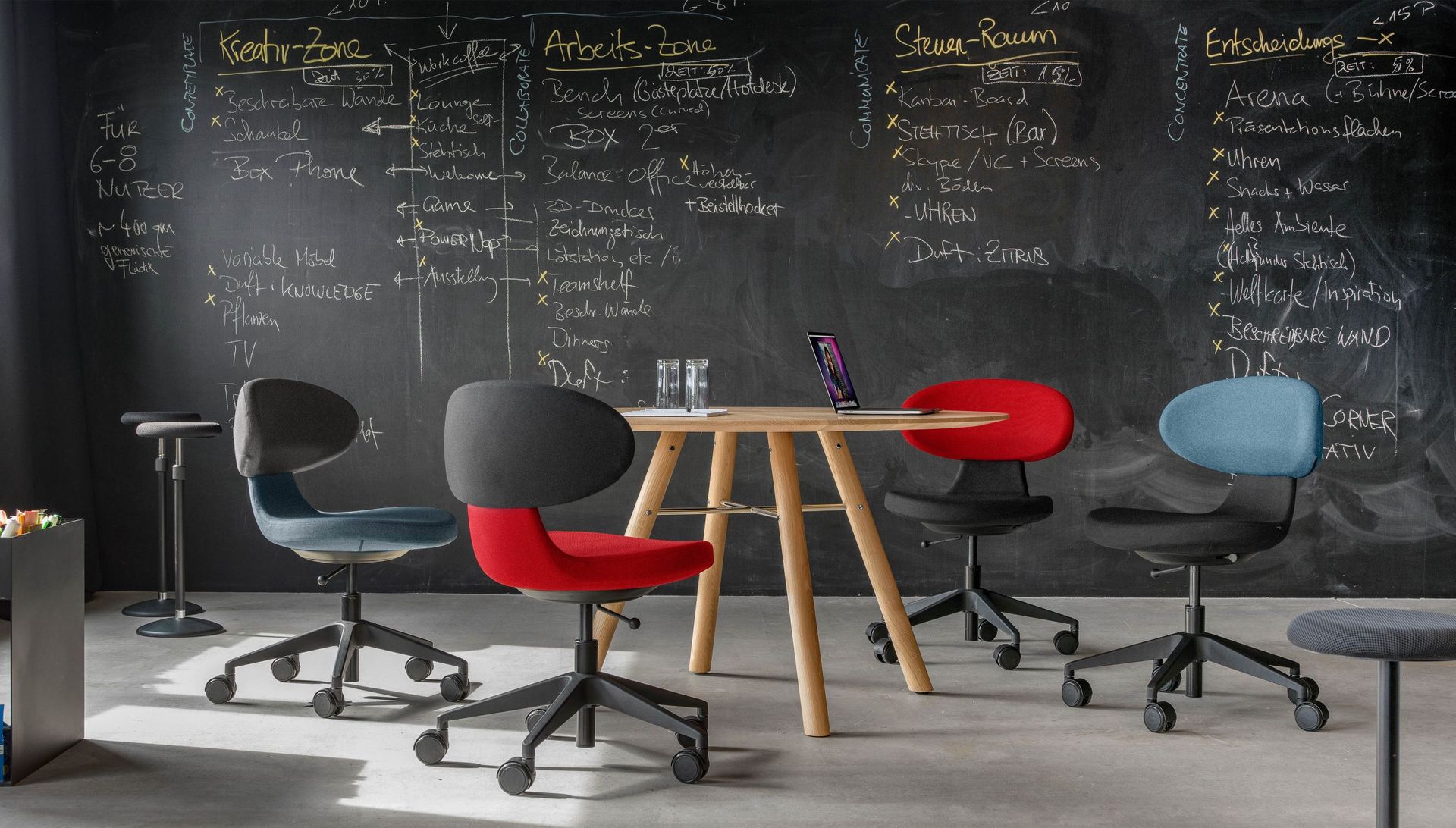 Besprechung mit Simplex 3D Bürostühlen und Akio Tisch rund  