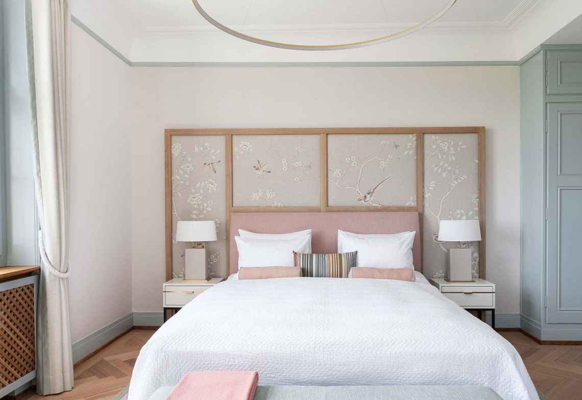 Slaapkamer met massief eiken bedhoofdeinde en handgeschilderd textiel