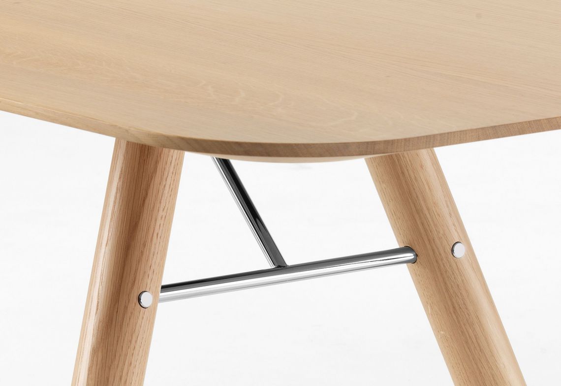 Nahaufnahme der Tischplatte aus Massivholz mit Versteifungskreuze sowie Querbolzen