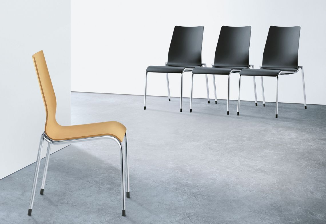 Stapelstühle mit schwarzer und natur Holz Sitzschale