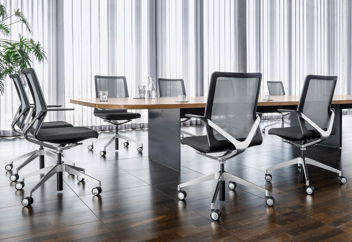 Bürostuhl Linq mit grauem Netzrücken am Besprechungstisch